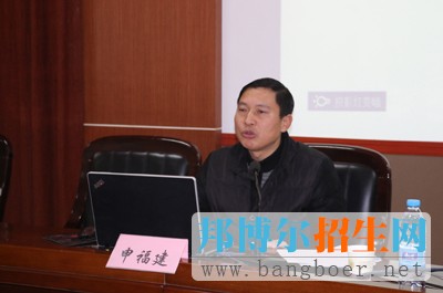 市直教育系統學習十八屆六中全會、省委十屆九次全會、市委七屆二次精神宣講報告會在內江一中舉行