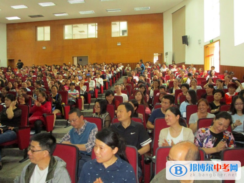 成都市第八中學(xué)承辦《愛(ài)出智慧》家長(zhǎng)教育講座