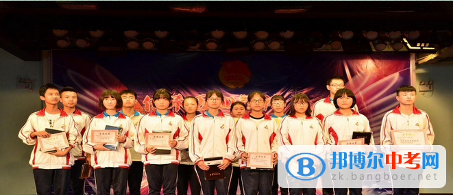 四川省大邑縣安仁中學開展“傳承五四精神．放飛青春夢想”表彰活動暨學生社團展示活動