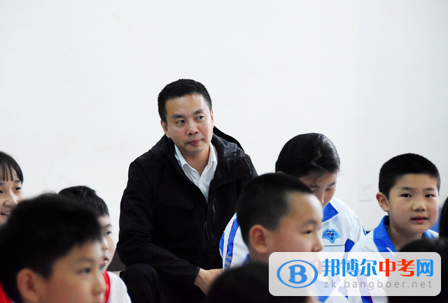 成都市教育局體育衛生與藝術教育處吳小剛處長視察成都七中實驗學校