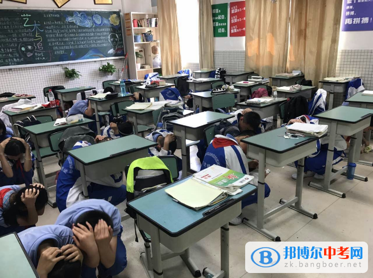 防震減災刻不容緩，自救互救未雨綢繆成都石室錦城外國語學校城舉行20 17“5·12”防震減災應急避險疏散演練