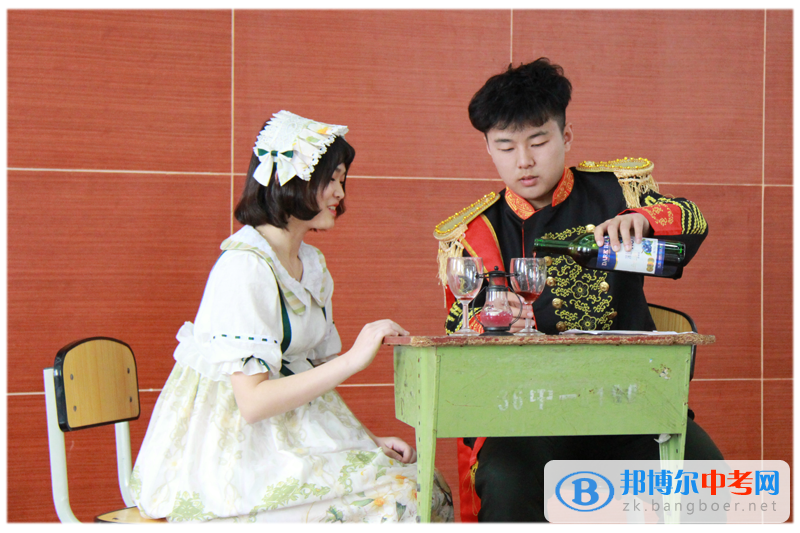 別出心裁，他們將課本內(nèi)容搬上舞臺(tái)