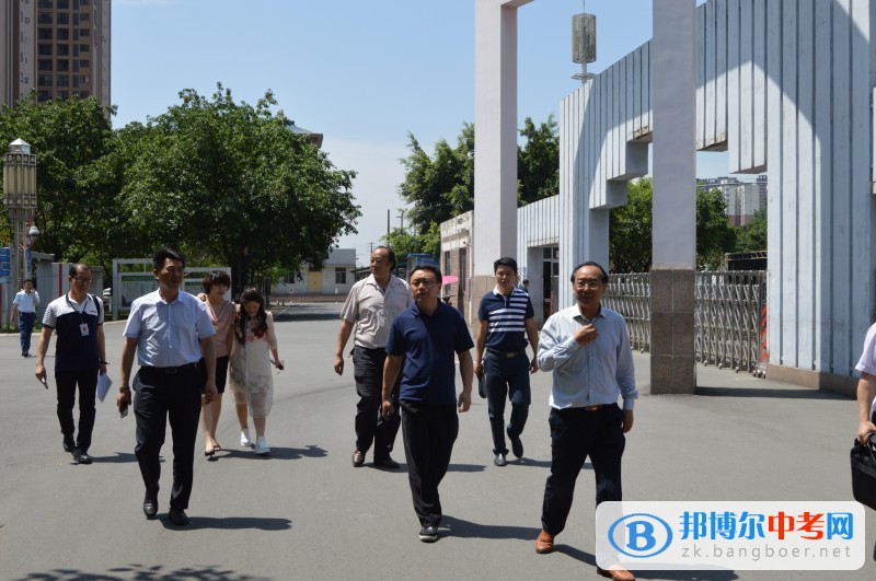 成都市教育局普二處處長(zhǎng)石斌調(diào)研大彎中學(xué)
