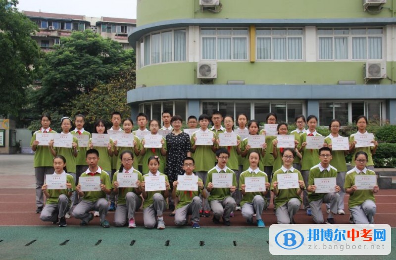 成都市棕北中學(xué)舉行“市區(qū)評(píng)優(yōu)選先頒獎(jiǎng)典禮”主題升旗儀式