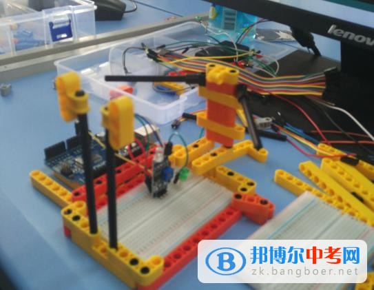 四川省雙流縣中心中學(xué)參加創(chuàng)客大賽 比拼最強(qiáng)大腦