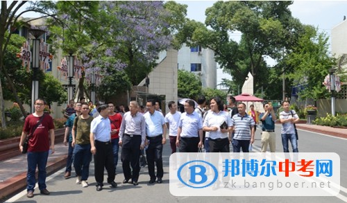 西華師大附屬巴中實驗中學一行38人來雙流縣藝術體育實驗中學分部參觀考察