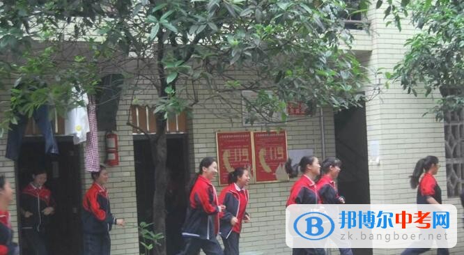 樂(lè)山沫若中學(xué)開(kāi)展防震應(yīng)急安全演練