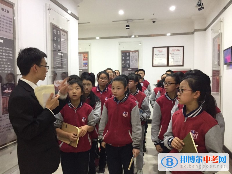 成都市第四十中學(xué)校開展“走進庭審  閱讀社會”學(xué)生主題活動 