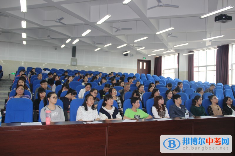 成都市第四十中學校舉辦“閱讀心靈·對話世界”的讀書匯報活動續