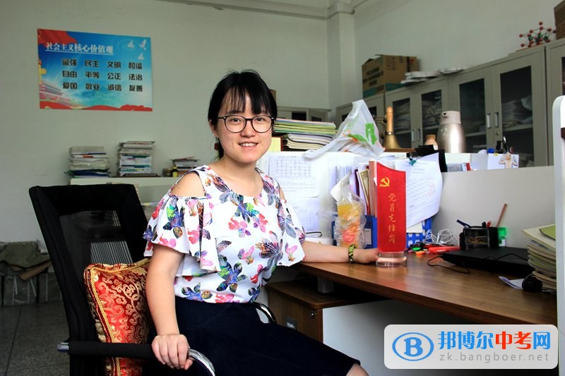 設立先鋒示范，推進“兩學一做” ——西北中學深度開展“黨員先鋒崗”活動