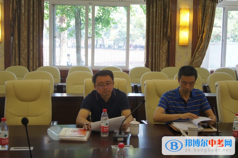 成都市教育局普教二處處長石斌一行到郫縣第一中學(xué)調(diào)研