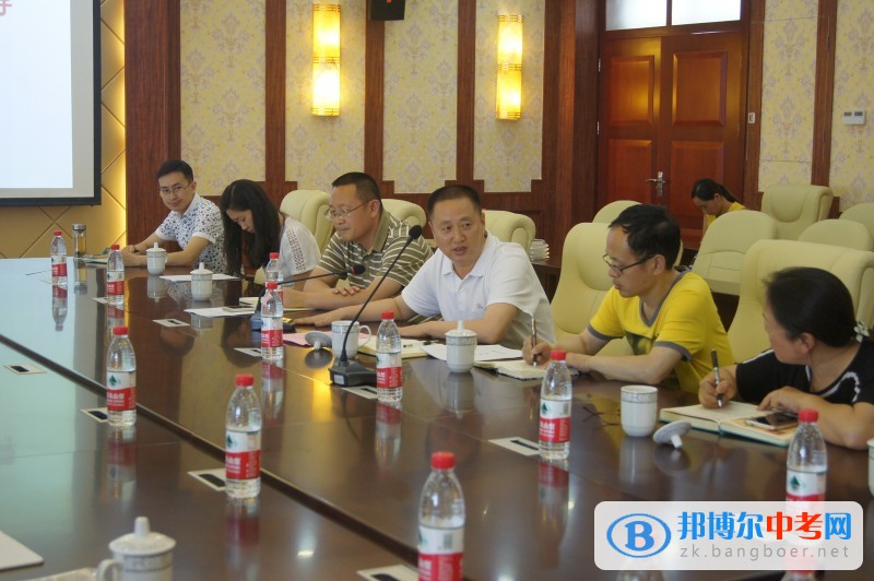成都市教育局普教二處處長石斌一行到郫縣第一中學(xué)調(diào)研