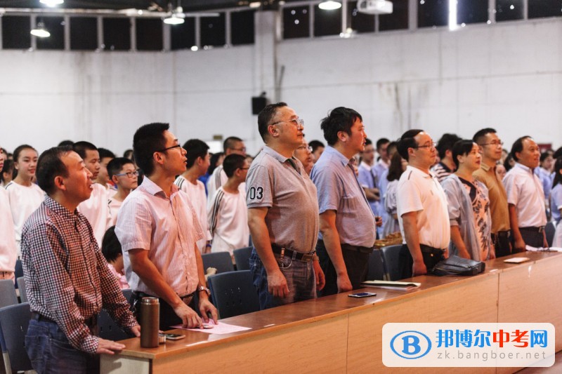 溫江縣第二中學(xué)走過夢幻童年 擁抱五彩青春