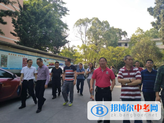 區教育局招辦領導赴郫都二中考點檢查高考準備工作