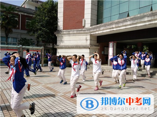成都市樹德實驗中學(西區)安全重于山 警鐘須長鳴