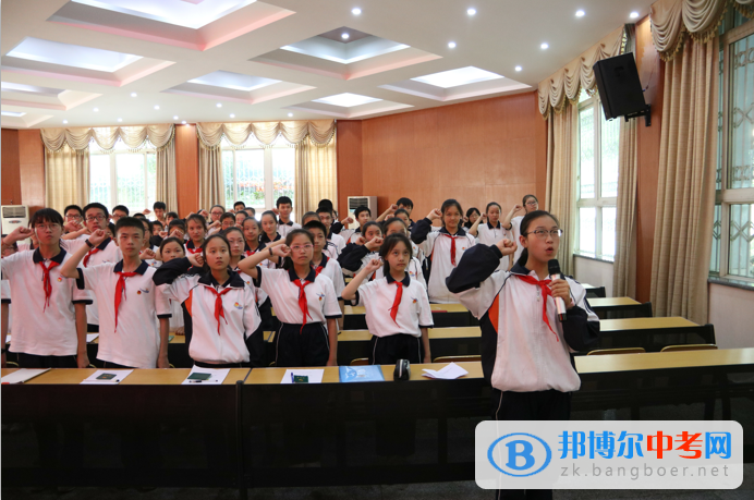 成都市第三十三中學(xué)舉行2017年“不忘初心跟黨走”入團宣誓儀式