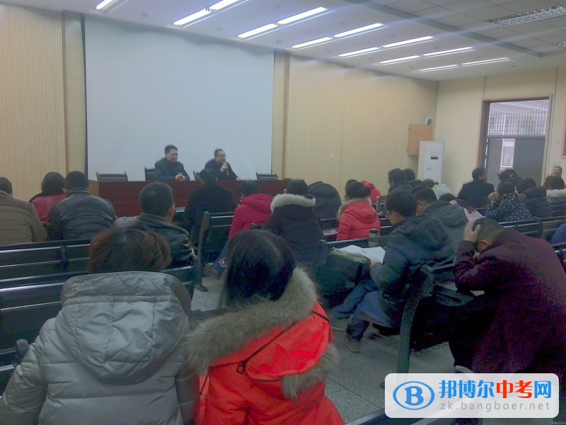 青城山高中召開總支黨員大會