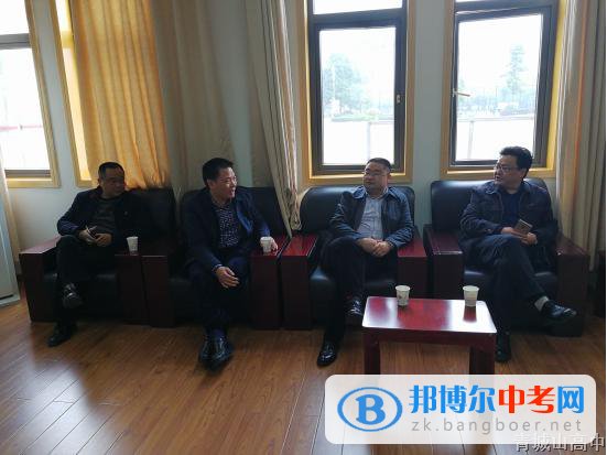 青城山高中接待康定市教育體育局領(lǐng)導(dǎo)參觀