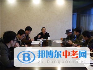 成都市第十八中學(xué)校---北京四中理科實驗班工作會順利召開  3月15日，在我校順利召開了“成都市第十八中學(xué)校--北京四中理科實驗班”工作會，此次會議進一步確定了該班的發(fā)展目標與任務(wù)。  會議由學(xué)校信息中心張健主任主持，羅文力老師作為班主任從學(xué)生管理、學(xué)習(xí)情況等方面作了匯報，趙麗萍等老師也提出了在學(xué)科教學(xué)中遇到的一些問題，并為下一步更好的教與學(xué)談了自己的想法。北京四中網(wǎng)校成都分校的蔣鋒校長對老師們提出的問題作了解答和指導(dǎo)，并表示以后在技術(shù)和設(shè)備方面都會全力支持該班的教育教學(xué)工作。  教務(wù)處羅德龍主任、教科室莊立主任和信息中心李徑舟副主任都分別代表處室發(fā)表了意見并提出建議。最后,彭俊海副校長對大家提出了幾點要求和希望，北京四中網(wǎng)校不僅僅是一個平臺，更是一個舞臺，希望老師們團結(jié)協(xié)作，在這個信息化教育的大舞臺中舞出精彩，為我校信息化教育更好的發(fā)展做出貢獻。  成都市第十八中學(xué)校  2017.3.15