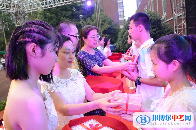 成都市青羊實驗中學隆重舉行2017屆畢業典禮