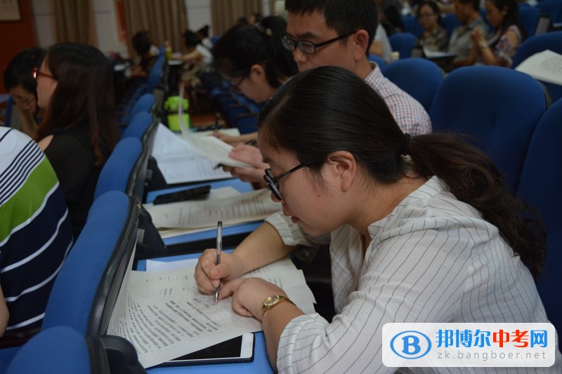 成都市青羊?qū)嶒炛袑W(xué)召開暑期師德培訓(xùn)及師德承諾書簽訂會