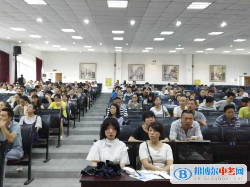 成都市通錦中學(xué)校2017年高考志愿填報(bào)暨生涯規(guī)劃指導(dǎo)會(huì)成功召開(kāi)