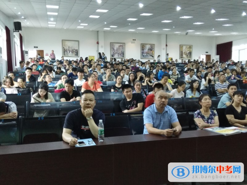 成都市通錦中學(xué)校2017年高考志愿填報(bào)暨生涯規(guī)劃指導(dǎo)會(huì)成功召開(kāi)