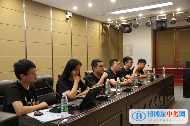 清華大學高材生蒞臨四川省內江市第六中學，與優秀學生開展交心懇談會