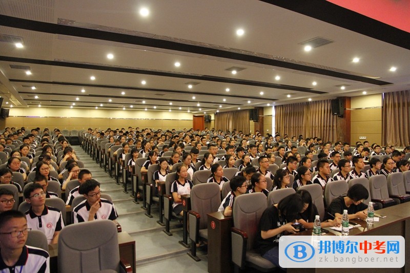 清華大學高材生蒞臨四川省內江市第六中學，與優秀學生開展交心懇談會