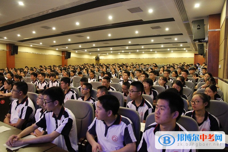 清華大學高材生蒞臨四川省內江市第六中學，與優秀學生開展交心懇談會