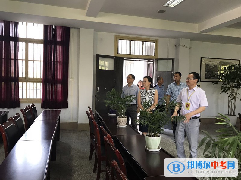 隆昌縣委常委、宣傳部長(zhǎng)羅平芳到隆昌縣第二中學(xué)檢查高考備考工作