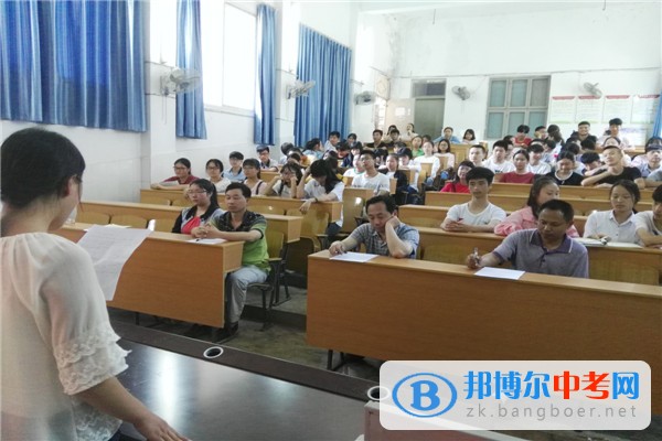 四川省內江市第十中學舉行“不忘初心跟黨走，弘揚五四愛國情”演講比賽