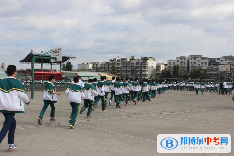 威遠中學(xué)舉行消防應(yīng)急演練及消防教育