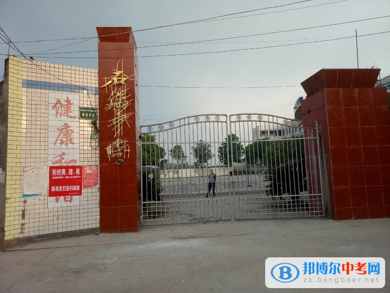 樂(lè)至縣石湍中學(xué)改變學(xué)校名字的位置