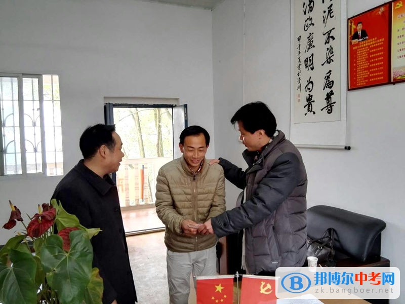 教育局副局長黃榮安一行為龍結中學生病教師送來溫暖