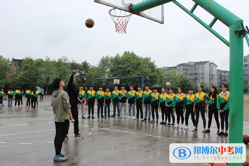 圓夢NBA ——美國籃球教練蒞臨隆昌縣第二中學進行現場指導