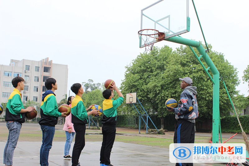 圓夢NBA ——美國籃球教練蒞臨隆昌縣第二中學進行現場指導