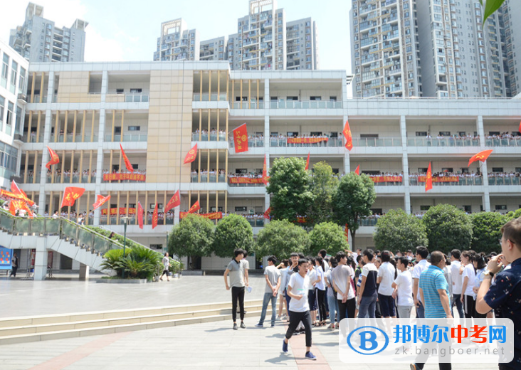 成都第三中學乘風破浪，放飛夢想