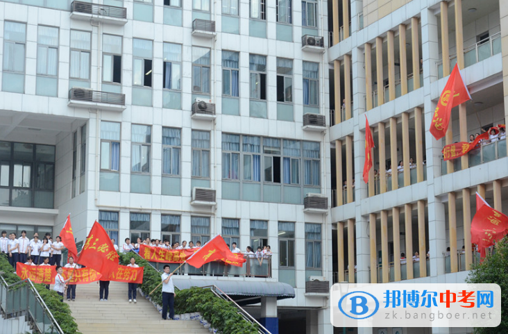 成都第三中學乘風破浪，放飛夢想