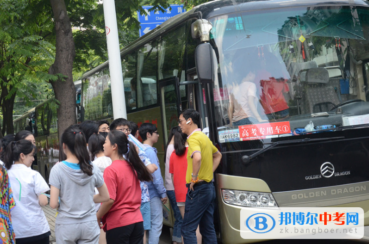 成都第三中學乘風破浪，放飛夢想