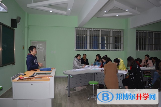 凝神聚力 共創“未來” ——川大附中初中部開展新學期“青藍工程”培訓工作