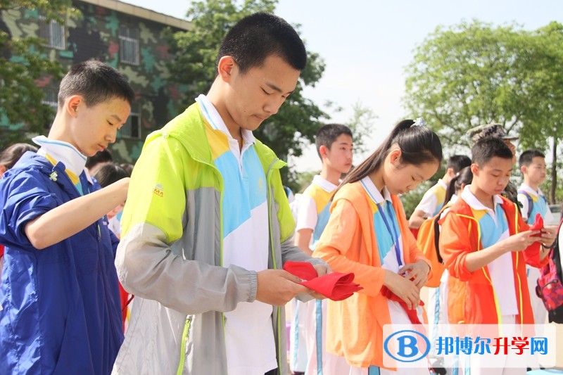 青羊?qū)嶒?yàn)中學(xué)舉行新團(tuán)員入團(tuán)宣誓儀式