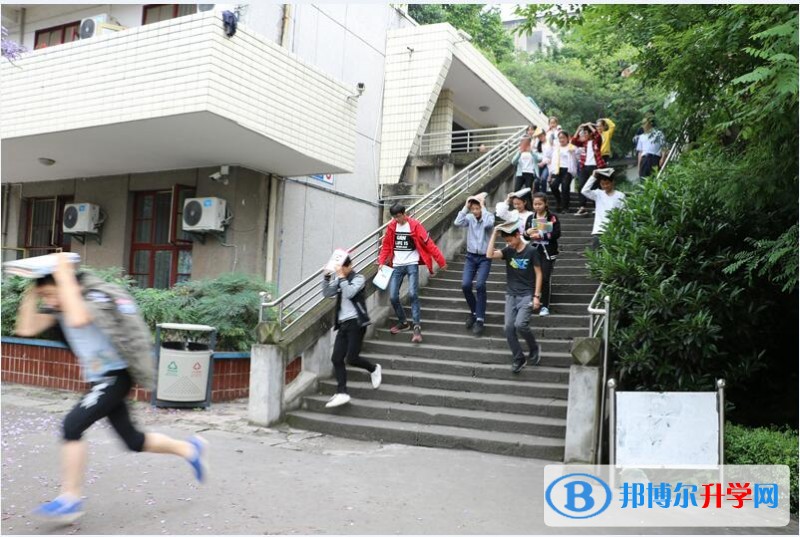 內江一中舉行地震減災應急疏散演練