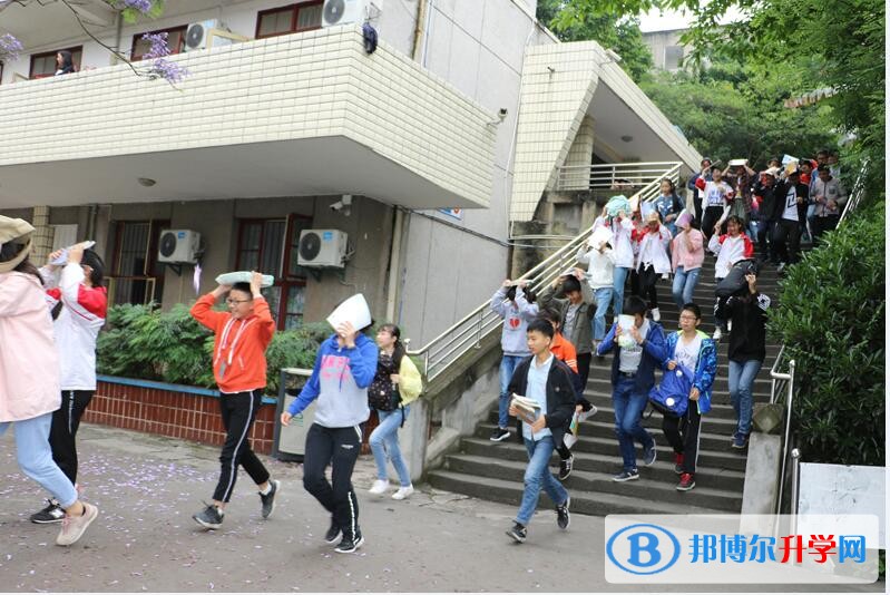 內江一中舉行地震減災應急疏散演練