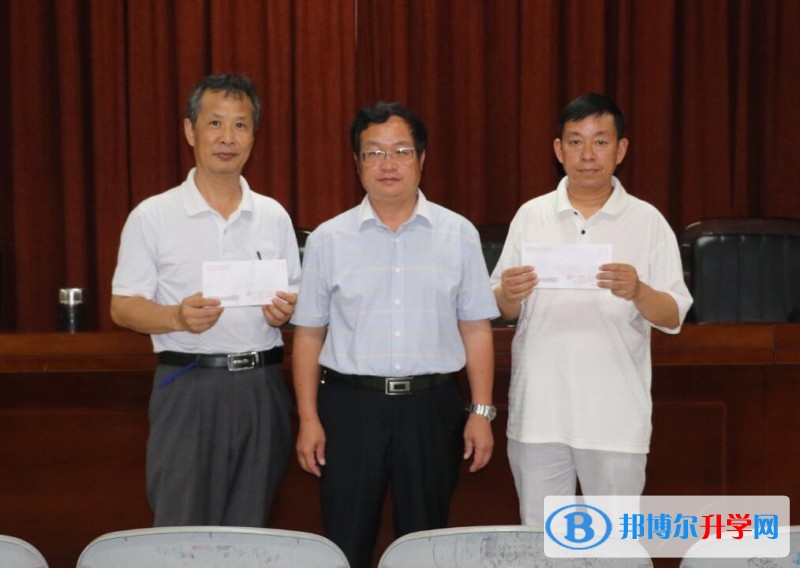 內(nèi)江一中舉行慶祝中國(guó)共產(chǎn)黨成立97周年暨表彰大會(huì)