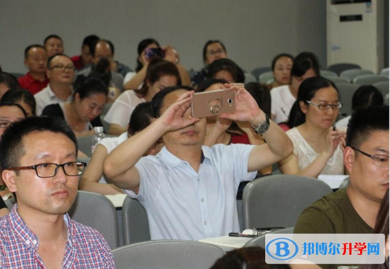 內(nèi)江一中舉行慶祝中國(guó)共產(chǎn)黨成立97周年暨表彰大會(huì)