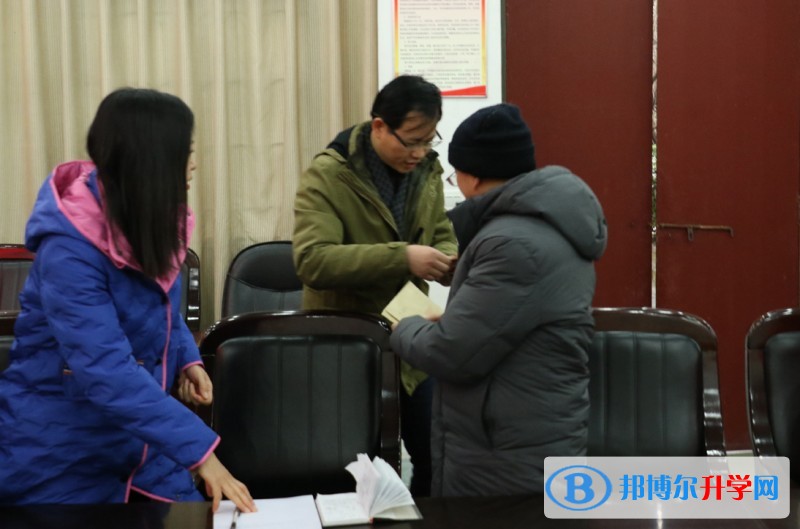市教育局領(lǐng)導(dǎo)到內(nèi)江一中開展走訪慰問師生活動