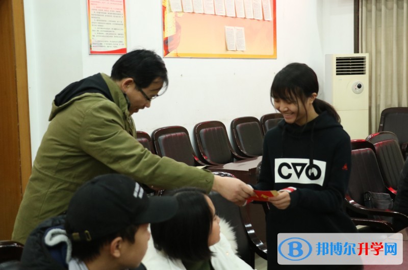 市教育局領(lǐng)導(dǎo)到內(nèi)江一中開展走訪慰問師生活動