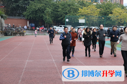 櫛風沐雨強筋骨，砥礪前行鑄輝煌