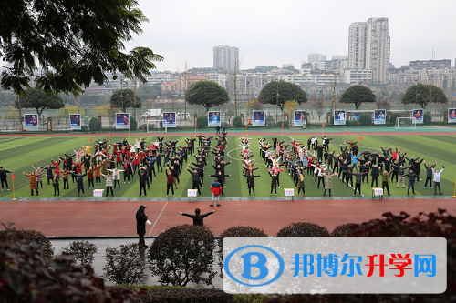 櫛風沐雨強筋骨，砥礪前行鑄輝煌